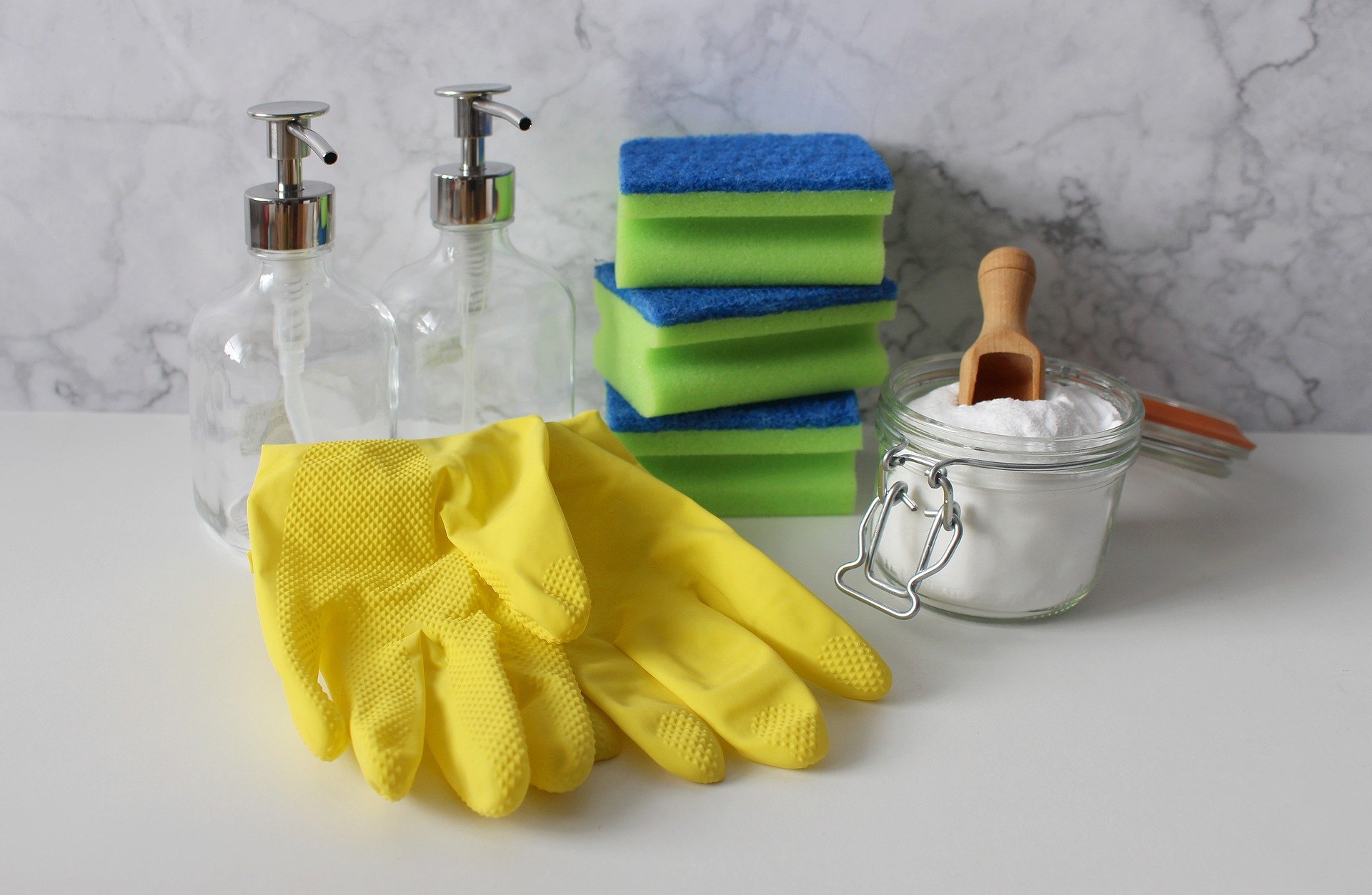 Une paire de gant avec des éponges et produits permet le nettoyage